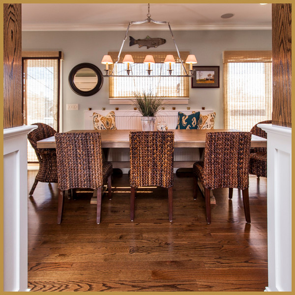 Foto di una grande sala da pranzo aperta verso la cucina stile marino con pareti blu, pavimento in legno massello medio, nessun camino e pavimento marrone