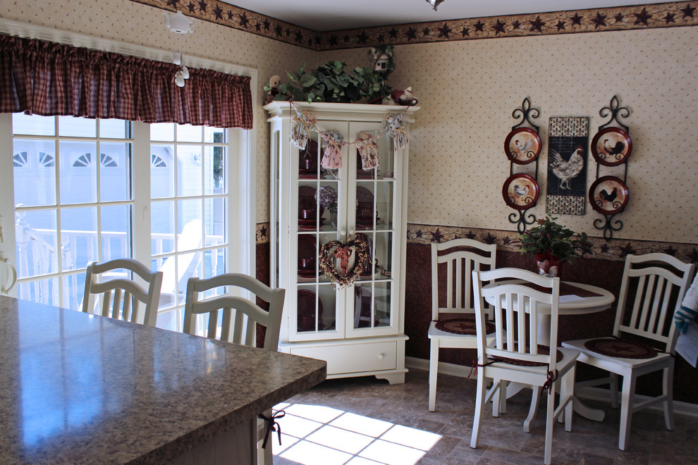 Cette image montre une salle à manger ouverte sur la cuisine rustique de taille moyenne avec un mur beige, aucune cheminée et un sol marron.