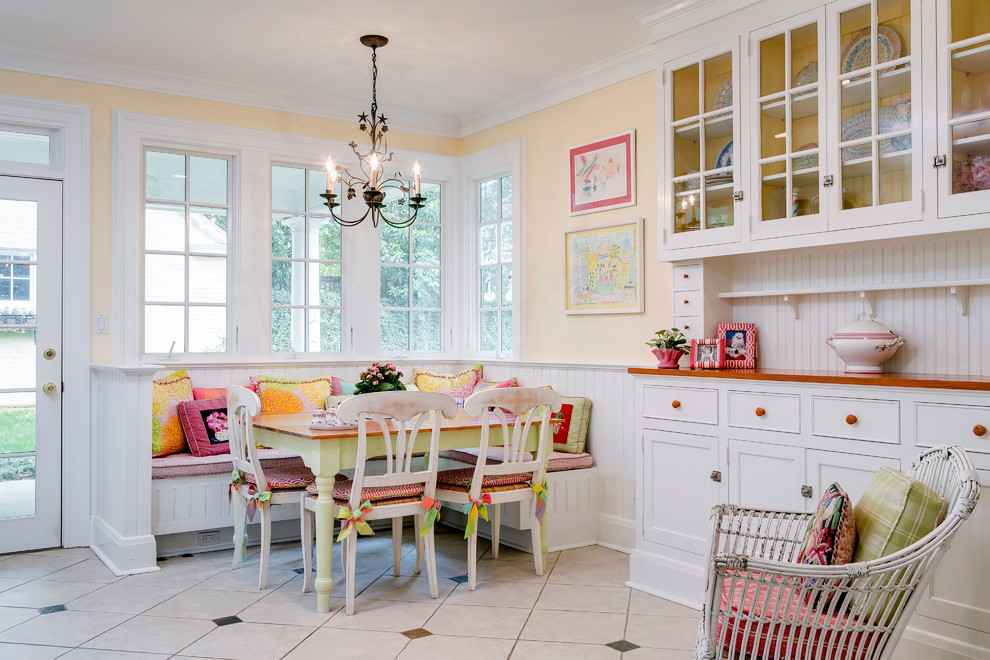 Ispirazione per una sala da pranzo aperta verso la cucina tradizionale con pareti beige