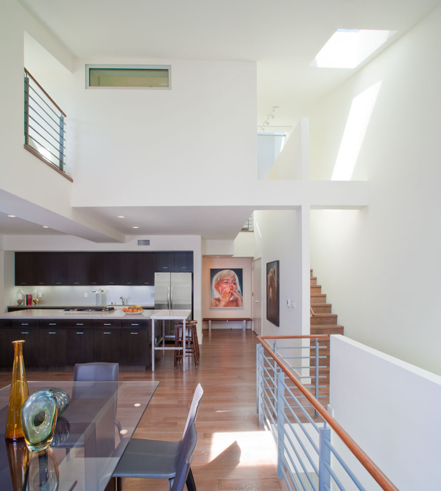 Klassische Wohnküche mit weißer Wandfarbe und braunem Holzboden in Los Angeles