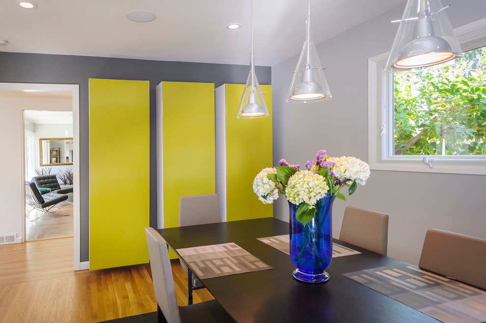 Mittelgroße Moderne Wohnküche mit grauer Wandfarbe und hellem Holzboden in San Francisco