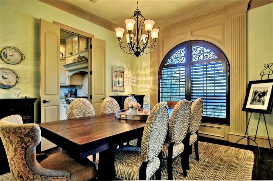 Immagine di una sala da pranzo aperta verso la cucina tradizionale di medie dimensioni con pareti beige e parquet scuro