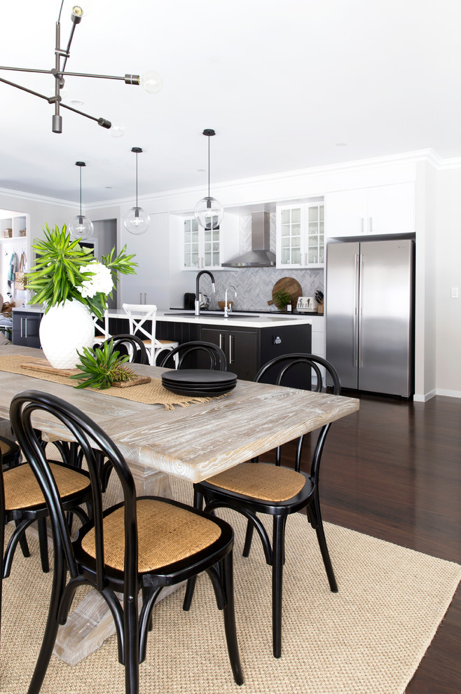 Стильный дизайн: кухня-столовая среднего размера в современном стиле с серыми стенами и темным паркетным полом - последний тренд