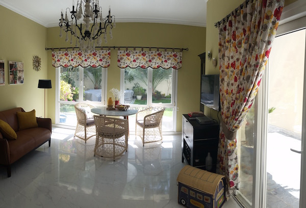 Foto di una sala da pranzo aperta verso la cucina design di medie dimensioni con pareti verdi e pavimento con piastrelle in ceramica