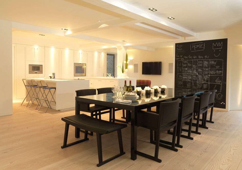 Imagen de comedor de cocina contemporáneo con paredes blancas y suelo de madera clara