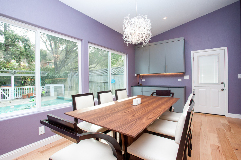 Стильный дизайн: кухня-столовая среднего размера в стиле неоклассика (современная классика) с паркетным полом среднего тона и фиолетовыми стенами без камина - последний тренд