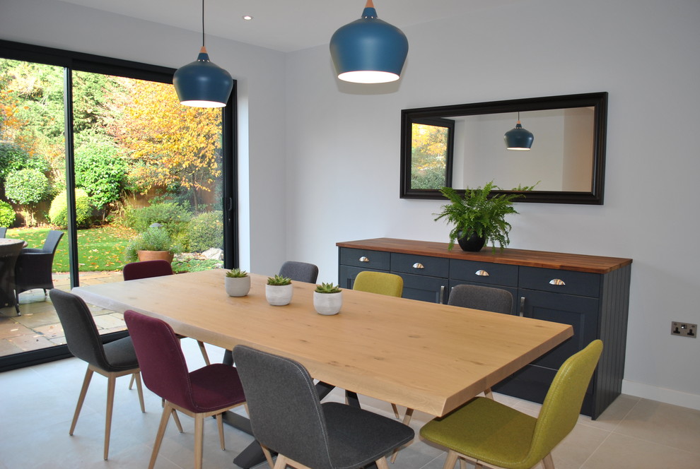 На фото: большая кухня-столовая в скандинавском стиле с серыми стенами, полом из керамогранита и серым полом