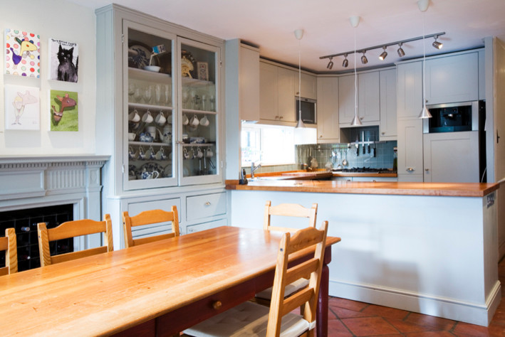 Klassische Wohnküche mit grauer Wandfarbe und Terrakottaboden in London