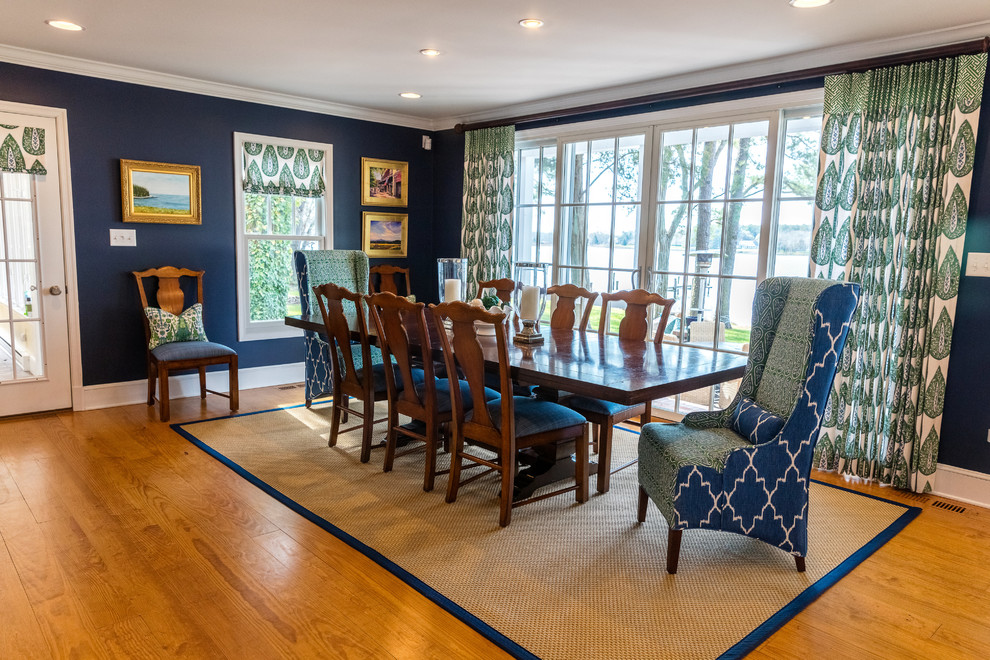 Inspiration pour une salle à manger ouverte sur la cuisine traditionnelle avec un mur bleu et parquet clair.