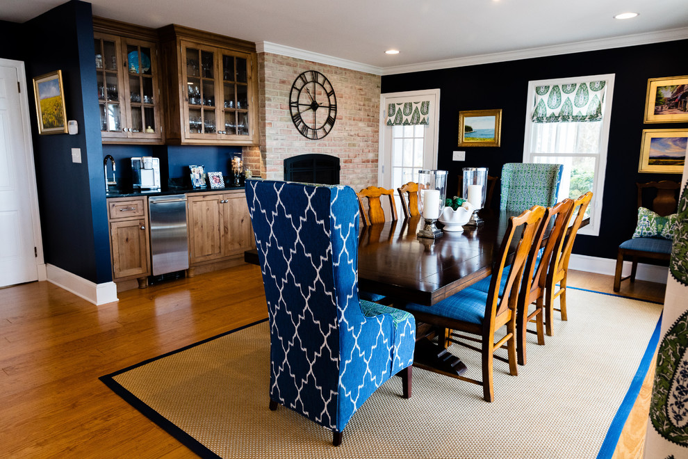 Idee per una sala da pranzo aperta verso la cucina chic con pareti blu e parquet chiaro