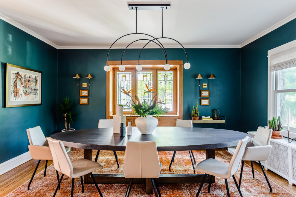 На фото: столовая в современном стиле с с кухонным уголком, синими стенами, темным паркетным полом и коричневым полом