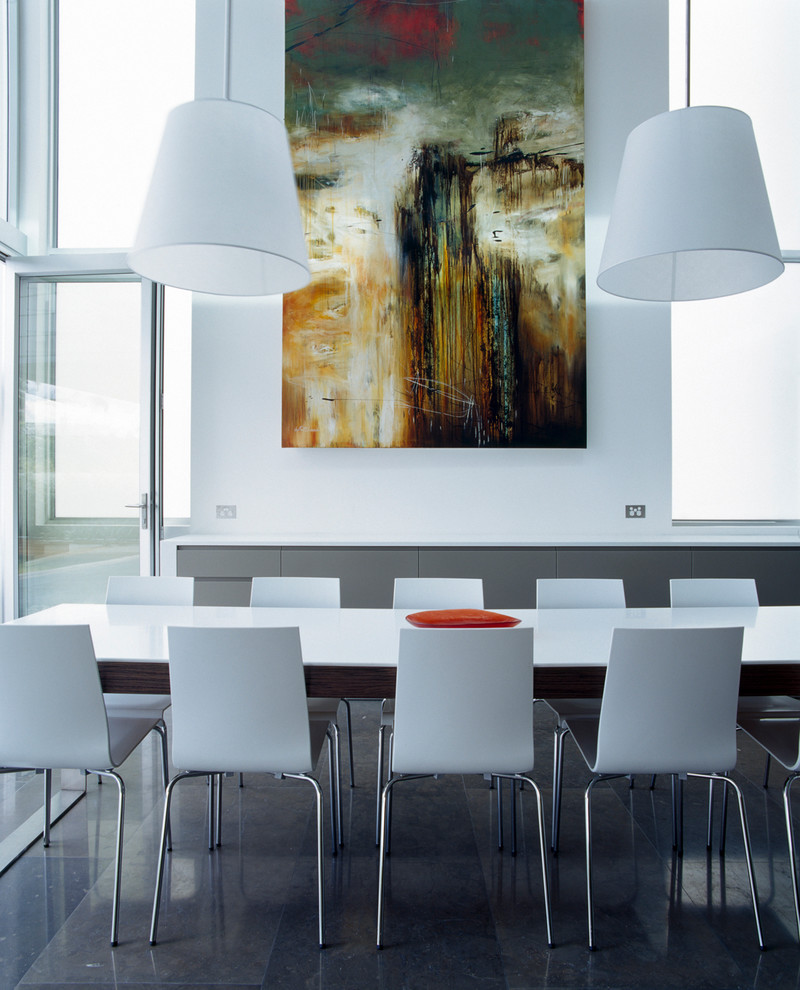 Imagen de comedor moderno con paredes blancas