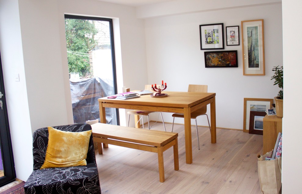 Mittelgroße Moderne Wohnküche mit weißer Wandfarbe und hellem Holzboden in Sonstige