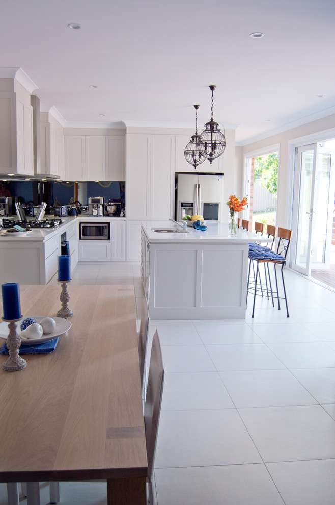 Источник вдохновения для домашнего уюта: большая кухня-столовая в современном стиле с белыми стенами и полом из керамогранита без камина