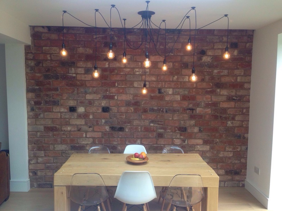 Modelo de comedor minimalista de tamaño medio abierto con paredes multicolor y suelo de madera clara