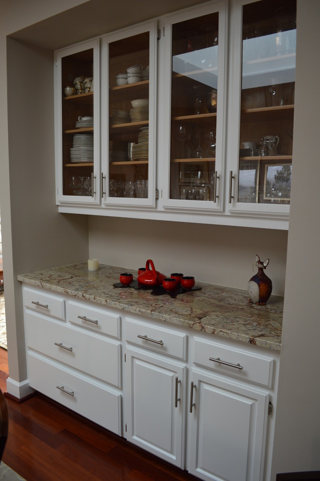 Immagine di una piccola sala da pranzo aperta verso la cucina classica con pareti beige, pavimento in legno massello medio e nessun camino