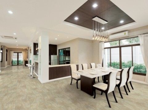 Ispirazione per una sala da pranzo aperta verso il soggiorno chic di medie dimensioni con pareti beige e pavimento in sughero