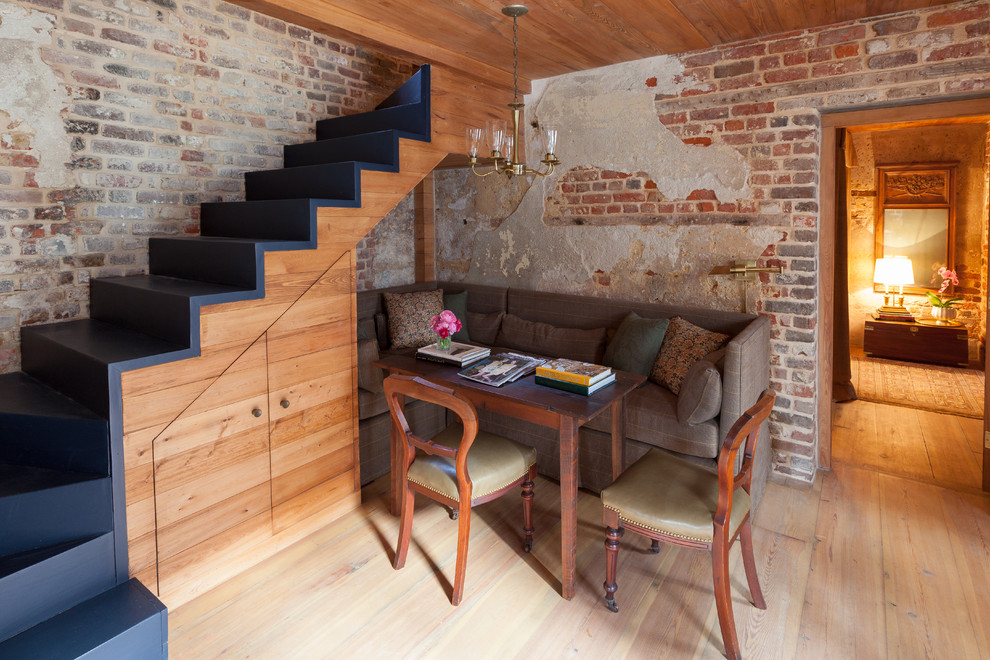 Landhaus Esszimmer mit beiger Wandfarbe, hellem Holzboden und beigem Boden in Charleston
