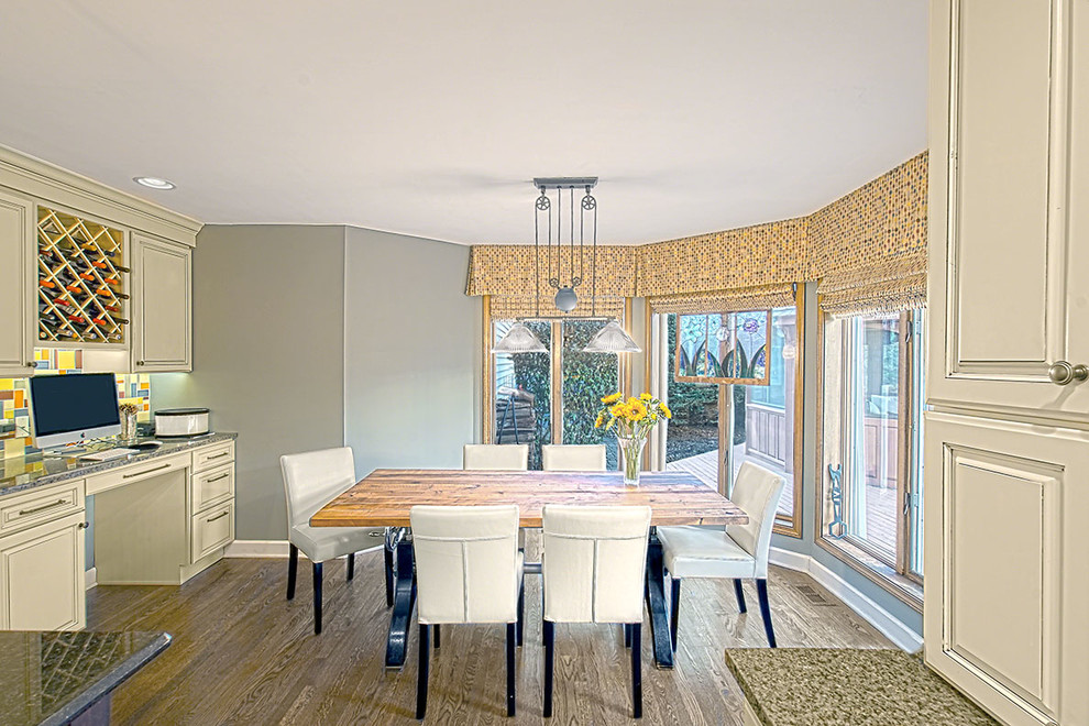 Idée de décoration pour une salle à manger ouverte sur la cuisine champêtre de taille moyenne avec un mur gris, un sol en bois brun, aucune cheminée et un sol marron.