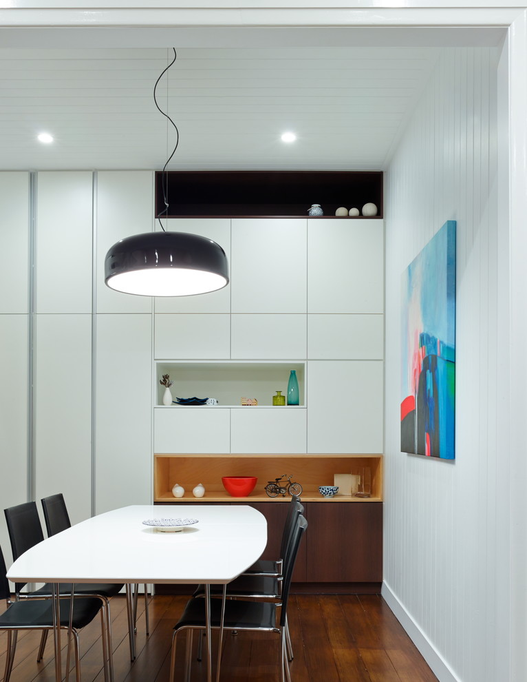 Источник вдохновения для домашнего уюта: столовая в современном стиле с белыми стенами и темным паркетным полом