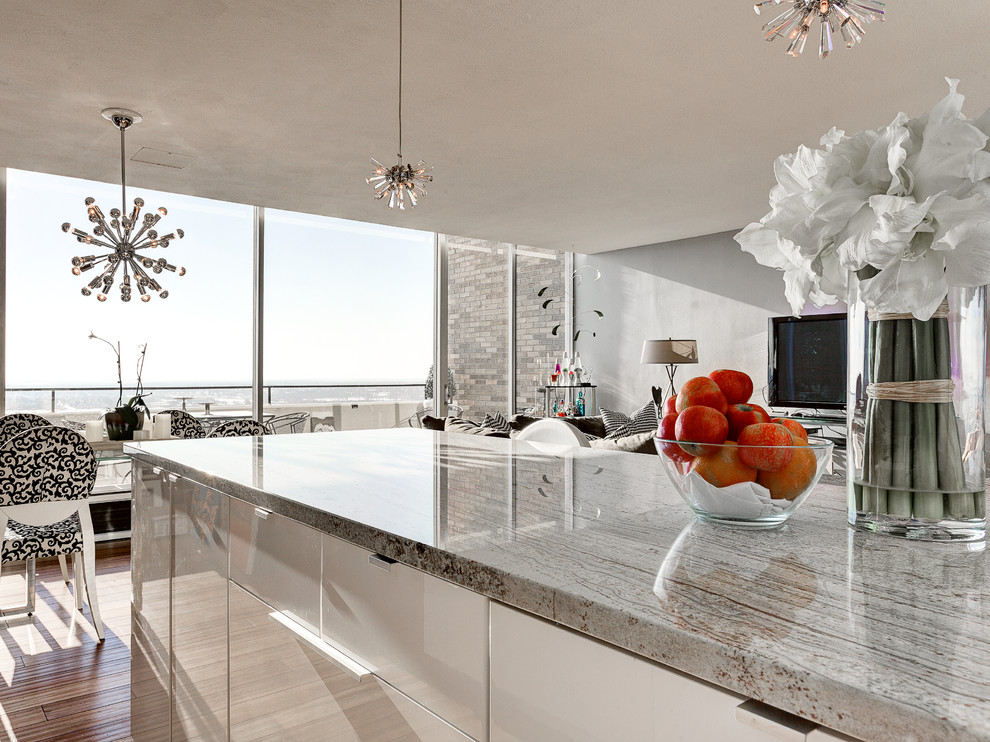 Стильный дизайн: большая кухня-столовая в современном стиле с серыми стенами и паркетным полом среднего тона без камина - последний тренд