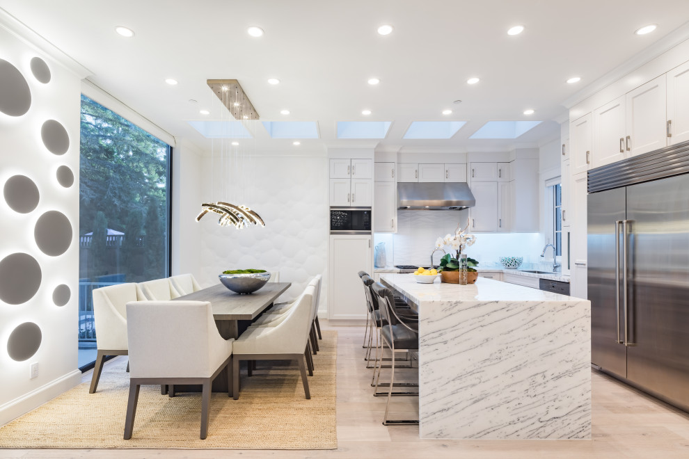 Свежая идея для дизайна: кухня-столовая среднего размера в современном стиле с белыми стенами, светлым паркетным полом и бежевым полом без камина - отличное фото интерьера