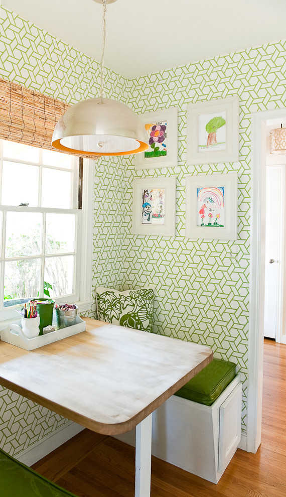 Ejemplo de comedor de cocina contemporáneo con paredes multicolor y suelo de madera en tonos medios