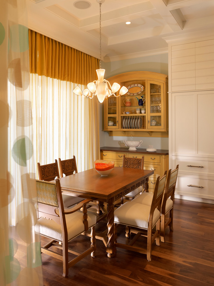 Idée de décoration pour une petite salle à manger design fermée avec un mur bleu, parquet foncé, aucune cheminée et un sol marron.
