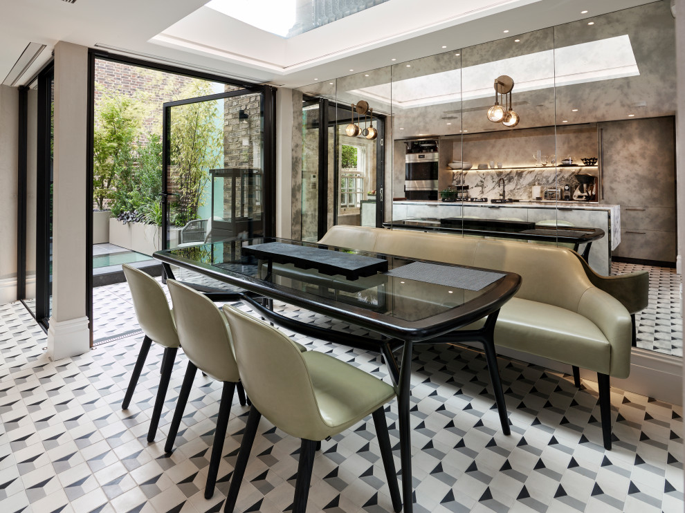 Inspiration pour une grande salle à manger ouverte sur la cuisine design avec un mur gris, un sol en carrelage de porcelaine et un sol multicolore.