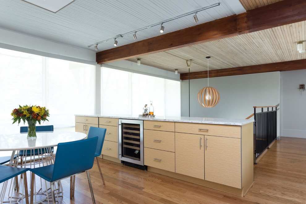 Стильный дизайн: большая кухня-столовая в стиле модернизм с белыми стенами и паркетным полом среднего тона без камина - последний тренд