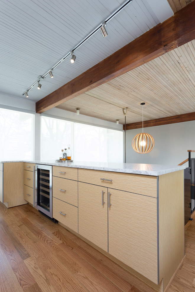 Idee per una grande sala da pranzo aperta verso la cucina minimalista con pareti bianche, pavimento in legno massello medio e nessun camino
