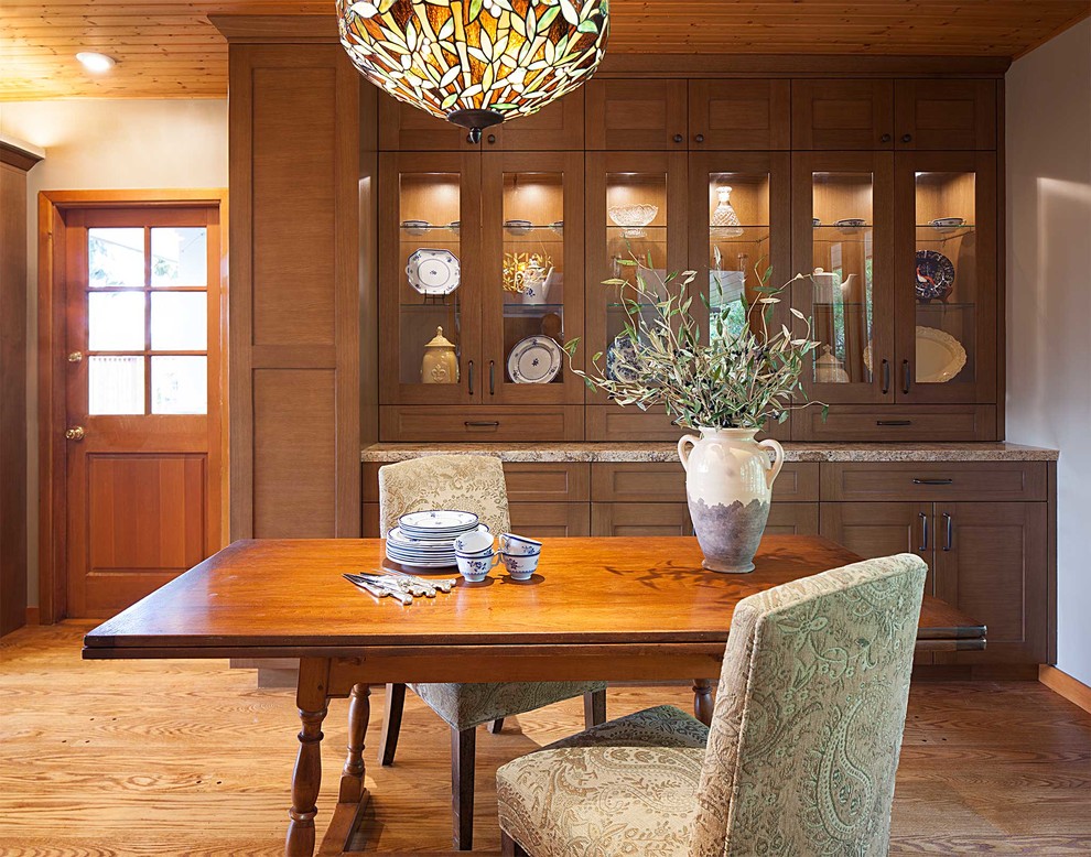 Exemple d'une grande salle à manger ouverte sur le salon chic avec un sol en bois brun.