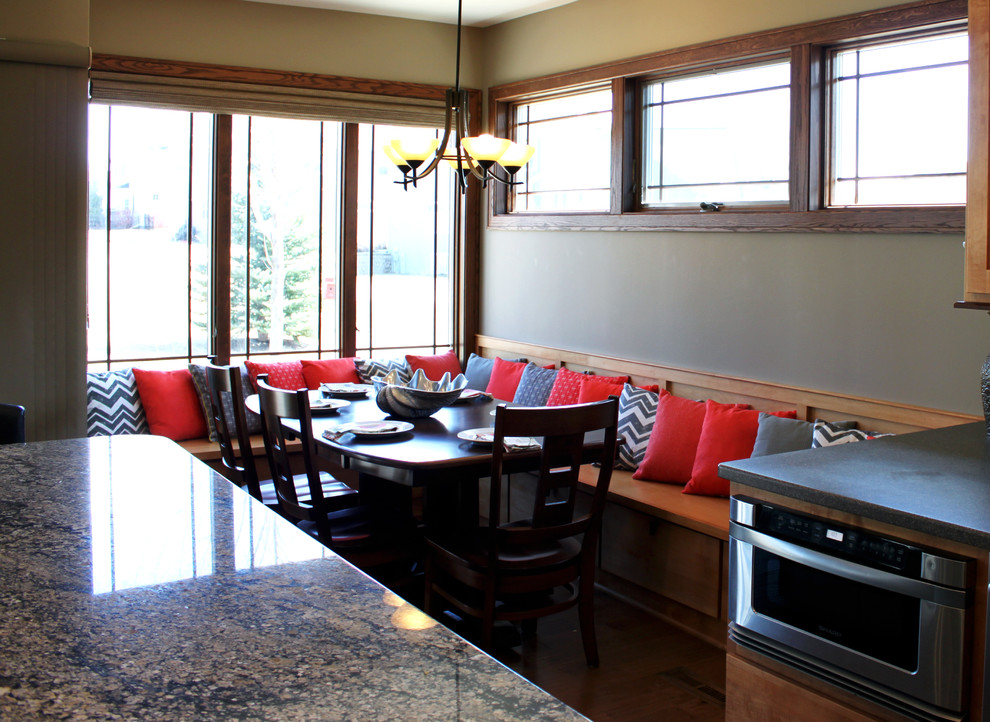 Aménagement d'une salle à manger ouverte sur la cuisine classique de taille moyenne avec un mur beige, un sol en bois brun et aucune cheminée.