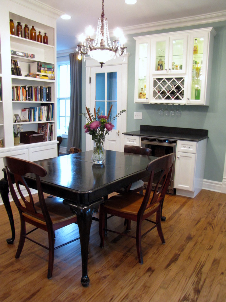 Example of a classic dining room design in Chicago
