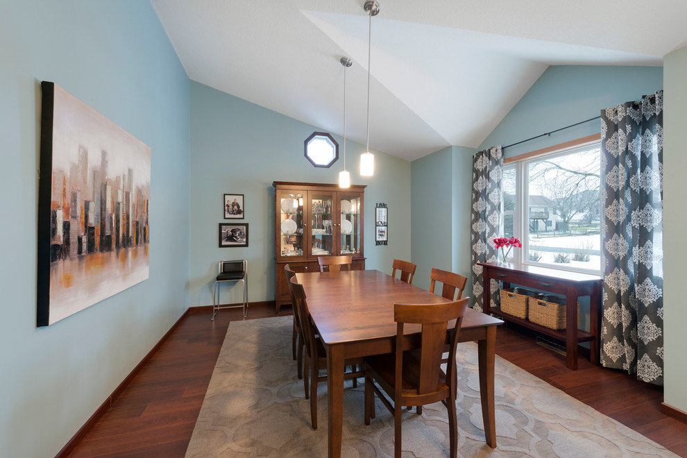 Источник вдохновения для домашнего уюта: кухня-столовая среднего размера в стиле неоклассика (современная классика) с синими стенами и паркетным полом среднего тона