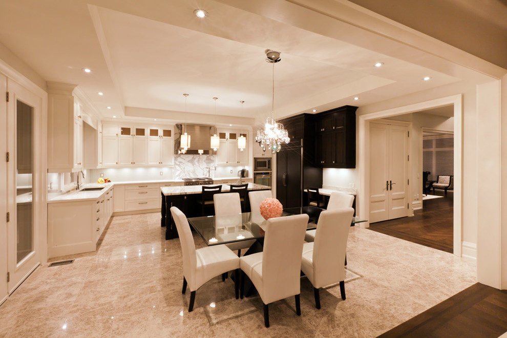 Esempio di una grande sala da pranzo aperta verso la cucina minimal con pareti beige, pavimento in gres porcellanato e pavimento beige