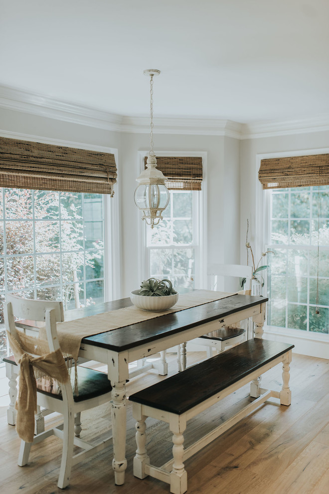 Modelo de comedor marinero con paredes beige, suelo de madera en tonos medios y suelo marrón