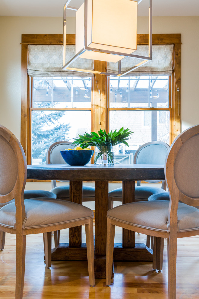 Idee per una sala da pranzo aperta verso la cucina classica di medie dimensioni con parquet chiaro