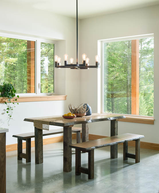 Стильный дизайн: кухня-столовая среднего размера в скандинавском стиле с белыми стенами, бетонным полом и серым полом - последний тренд