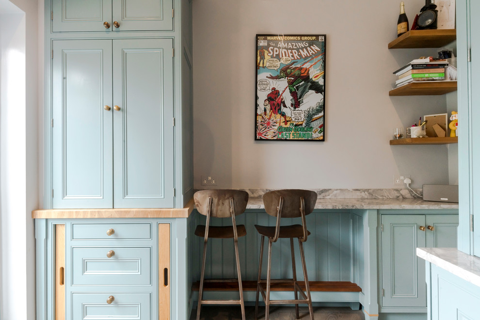 Exemple d'une petite salle à manger ouverte sur la cuisine chic avec un mur gris, parquet clair et un sol marron.