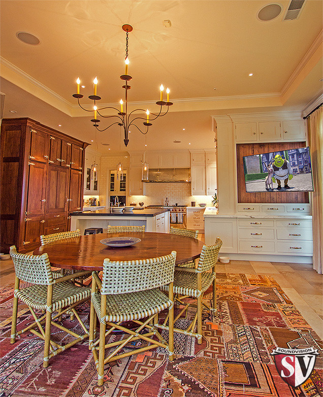 Cette image montre une grande salle à manger ouverte sur le salon traditionnelle avec un mur beige, un sol en carrelage de céramique et aucune cheminée.