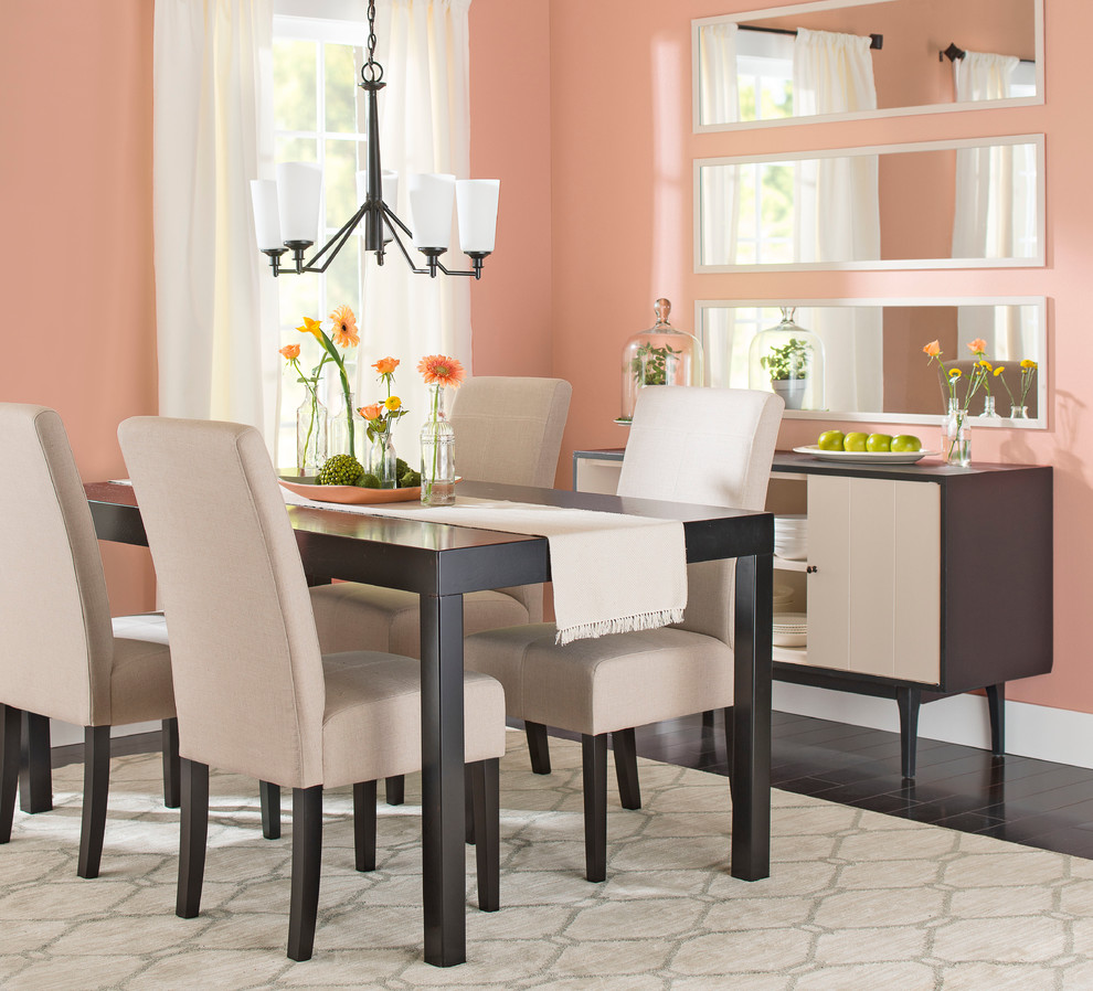 Стильный дизайн: отдельная столовая среднего размера в стиле неоклассика (современная классика) с розовыми стенами и темным паркетным полом - последний тренд