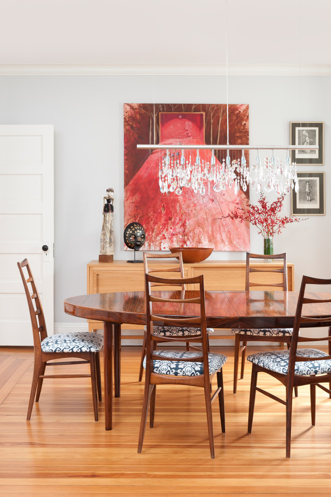 На фото: столовая в стиле неоклассика (современная классика) с серыми стенами, паркетным полом среднего тона и коричневым полом