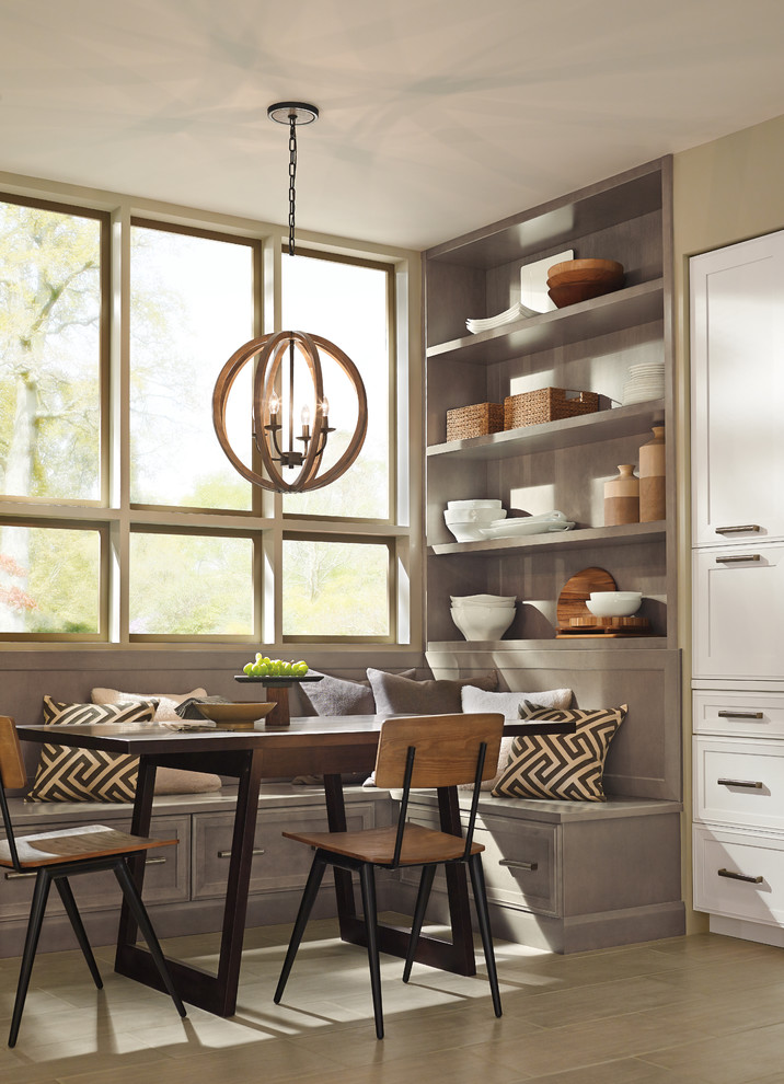 На фото: кухня-столовая среднего размера в стиле неоклассика (современная классика) с полом из керамической плитки с