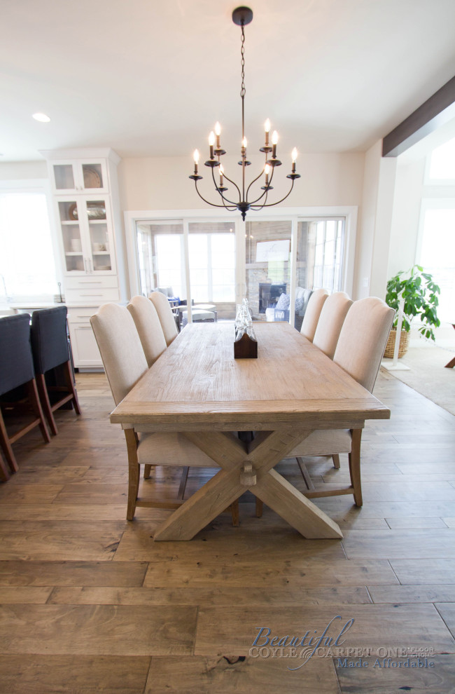 Foto de comedor de cocina de estilo de casa de campo grande con paredes blancas, suelo de madera en tonos medios y suelo marrón