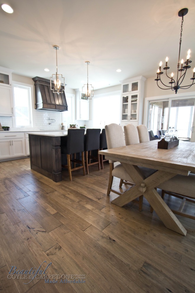 Idee per una grande sala da pranzo aperta verso la cucina country con pareti bianche, pavimento in legno massello medio e pavimento marrone