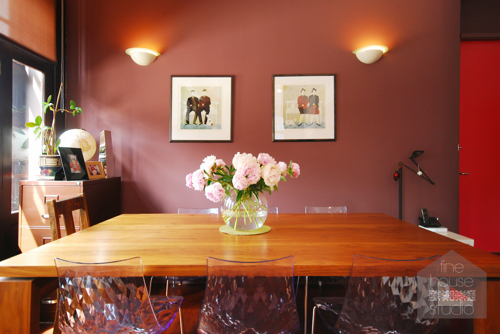 На фото: кухня-столовая среднего размера в стиле фьюжн с полом из керамогранита и красными стенами с