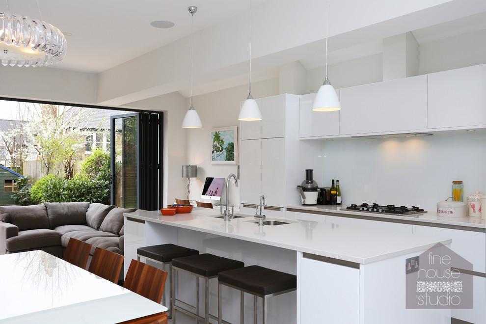Cette photo montre une salle à manger ouverte sur la cuisine tendance avec un mur beige et un sol en carrelage de céramique.