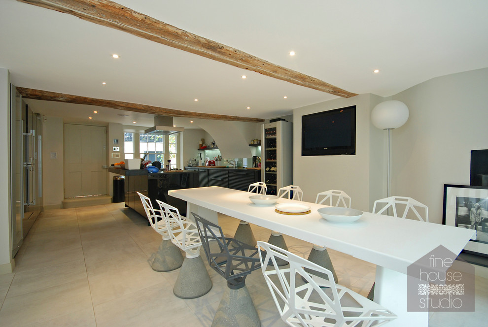 Aménagement d'une très grande salle à manger ouverte sur la cuisine contemporaine avec un mur blanc et un sol en carrelage de porcelaine.