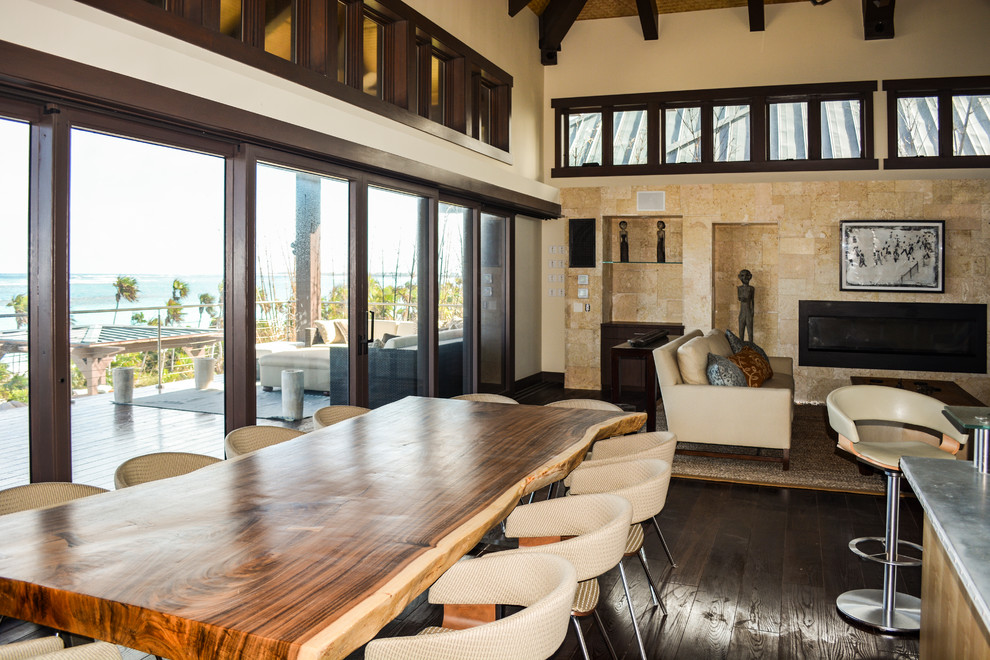 Ispirazione per una sala da pranzo aperta verso il soggiorno moderna di medie dimensioni con pareti beige, parquet scuro e pavimento marrone
